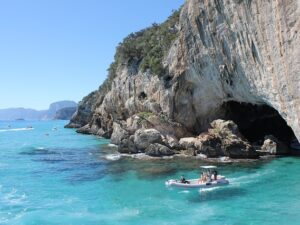 Výlet lodí Grotta Bue Marino a Cala Luna