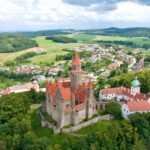 Cestování po stopách slavných filmů a seriálů: Kam vyrazit v Česku?