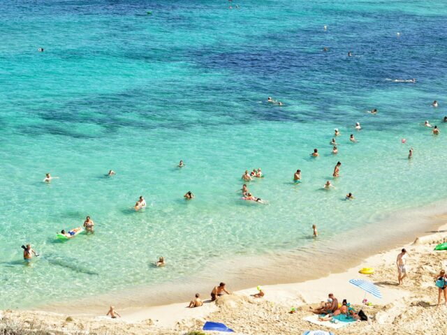 Zájezd s CK nebo bez cestovky– co se víc vyplatí ve Španělsku a Řecku?